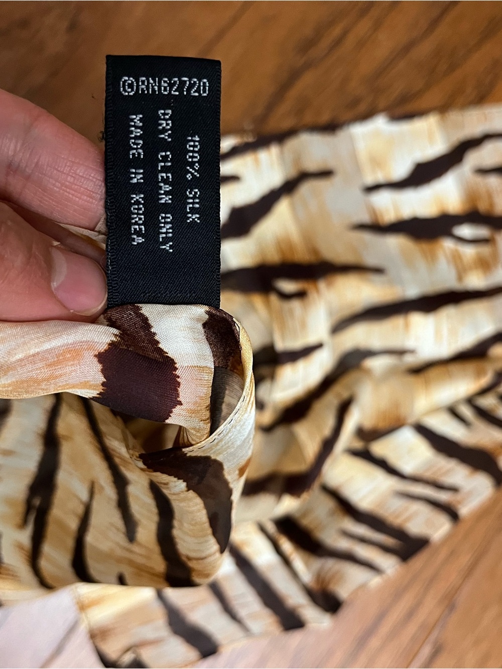 Vintage Adrienne Vittadini 100% SILK Animal Tiger Print Satin Scarf - Picture 3 of 3